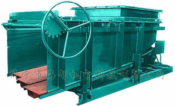 導(dǎo)料槽設(shè)有多個(gè)活動(dòng)式底板，底板在回程過程中可以承受物料所帶來的摩擦力